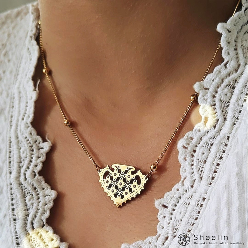 Attractived Rose Designed Adorn Gold Plated Minimal Necklace
