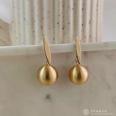 Trendy Sculptural Earrings in Gold