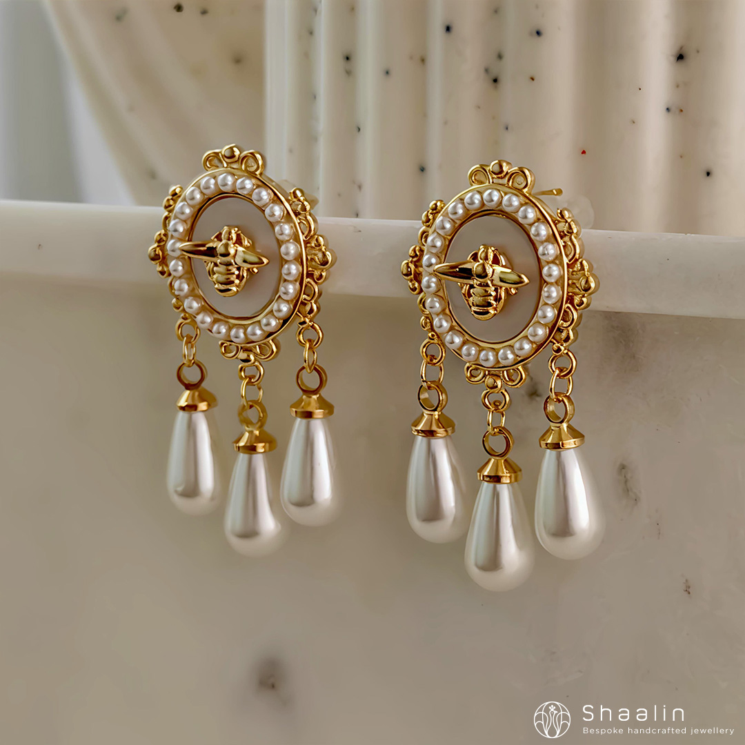 Oval Shape Bee Motif Gold Earring Oval Shape Bee Motif Gold Earring